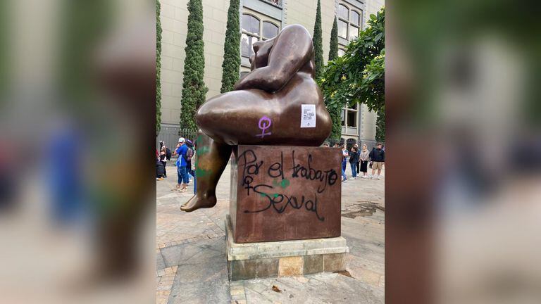 Las mujeres llenaron de mensajes las esculturas de la Plaza de Botero.