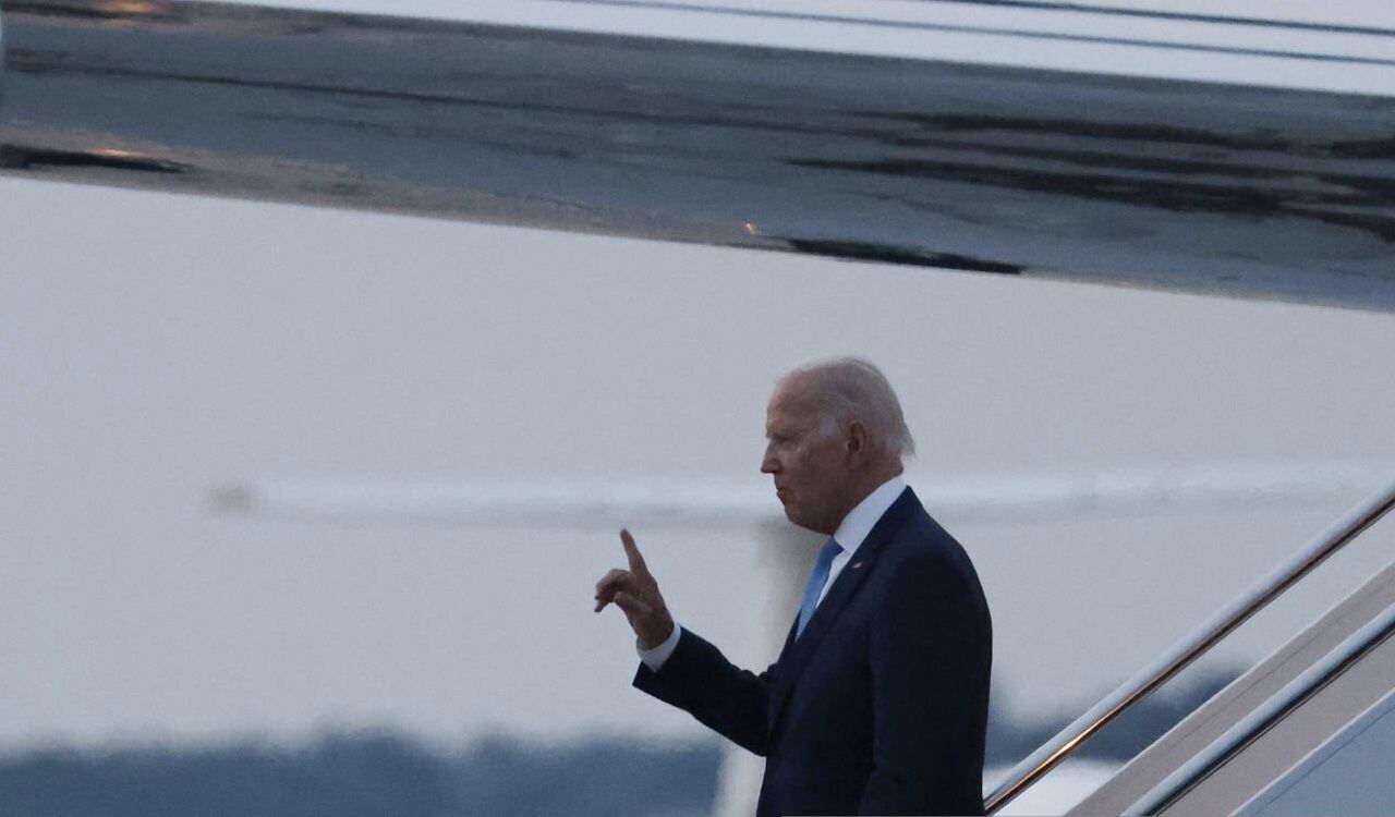 El presidente de Estados Unidos, Joe Biden, baja del Air Force One, donde fue interrogado sobre la posible reunión con el presidente de China, Xi Jinping