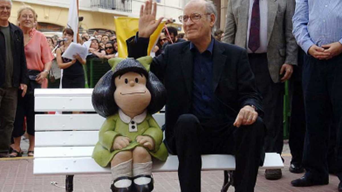 Quino junto a una escultura de Mafalda que fue descubierta en Buenos Aires en 2009.
