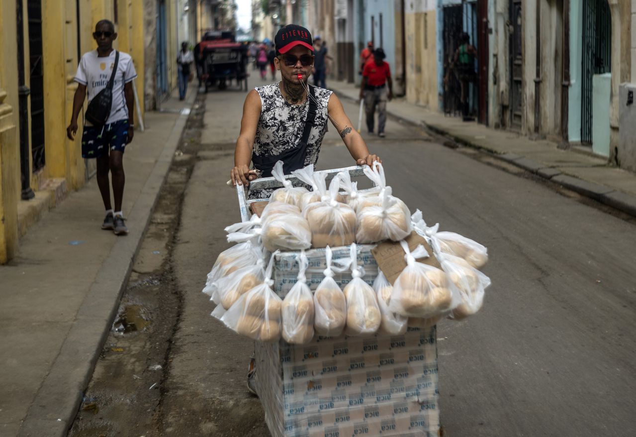 “La inflación del mes de febrero en Cuba ‘promete’. Habrá un crecimiento de 428% en el precio minorista de la gasolina regular, con impacto en otros precios y tarifas. Hasta ahora el combustible no había sido un factor de incremento del índice de precios al consumidor”, planteó Monreal.
