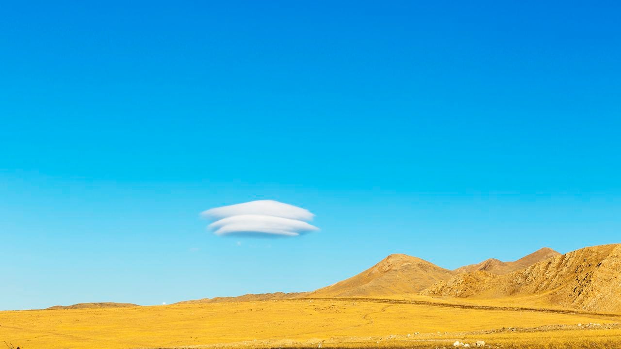 Nube lenticular sobre pastizales, en el lago Sailimu de Xinjiang (China) - Foto de referencia