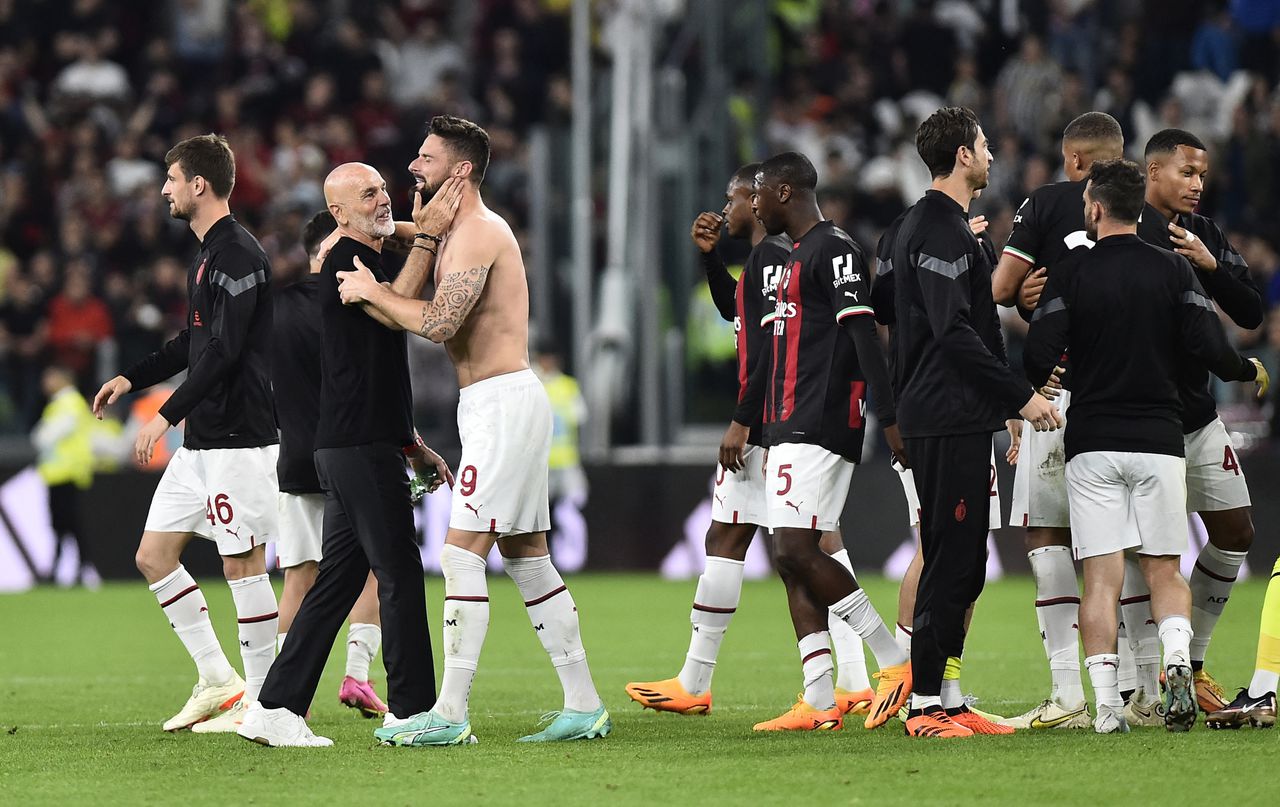 28 de mayo de 2023. Stefano Pioli, entrenador del AC Milan, celebra con Olivier Giroud después del partido