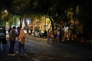 La gente se reúne afuera después de que se sintiera un terremoto en la Ciudad de México, el jueves 22 de septiembre de 2022.