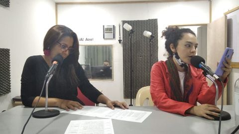 Trabajadoras de Colectivo Justicia Mujer grabando sus voces para el programa radial y podcast de Entre alas y raíces.