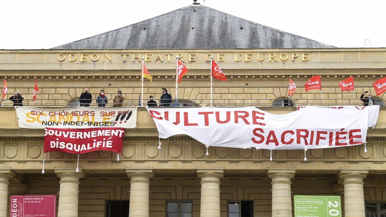 Integrantes de la rama de artes de la 'Confederation Generale du Travail - CGT' cuelgan pancartas dicientes en la fachada del teatro. Piden reapertura urgente.