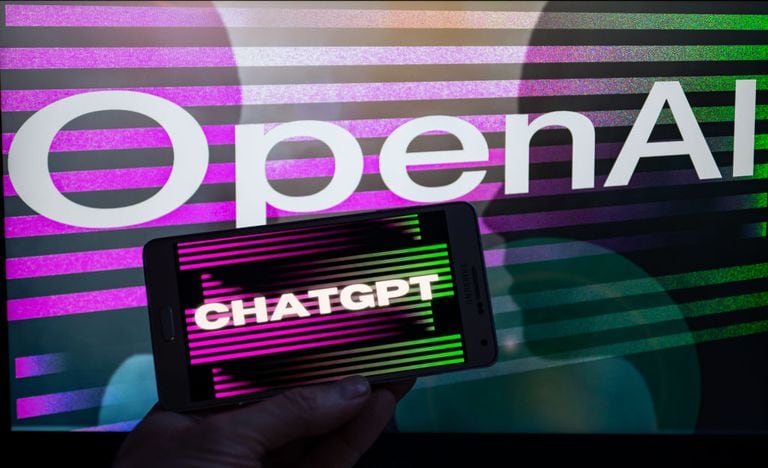 El logotipo de OpenAI se ve en la pantalla con el sitio web de ChatGPT en el móvil, el 8 de enero de 2023 en Bruselas, Bélgica. (Ilustración fotográfica de Jonathan Raa/NurPhoto a través de Getty Images)