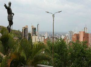 En Cali podrá encontrar sitios de valor histórico y espacios para la diversión nocturna y diurna. Un punto muy visitado y que ofrece una vista panorámica de la ciudad es el Cerro de Cristo Rey.