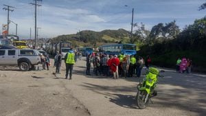 Manifestaciones por parte de los habitantes del municipio de Guayabetal, quienes exigen medidas concretas al Gobierno nacional. Foto: Coviandina