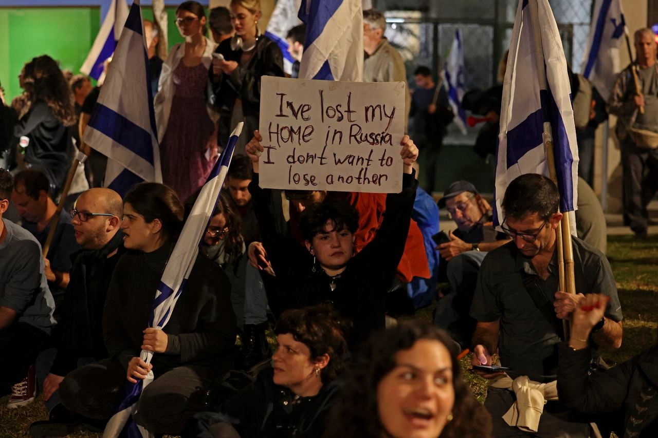 La esposa de Netanyahu se encuentra dentro de una peluquería mientras cientos de manifestantes se reúnen fuera del local. La Policía ha puesto en marcha un dispositivo para evacuarla. (Photo by AHMAD GHARABLI / AFP)