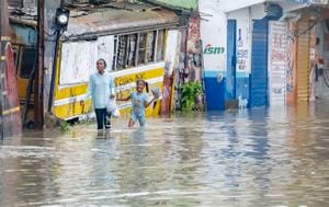 Personas caminan por una calle inundada por las lluvias de la tormenta tropical Franklin en Santo Domingo, República Dominicana, el martes 22 de agosto de 2023. (Foto AP/Ricardo Hernández)