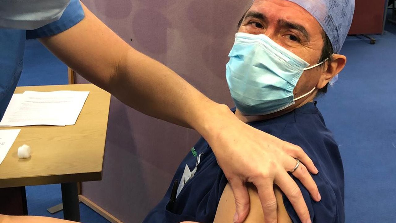 Médico colombiano se vacuna contra covid-19