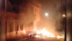 Manifestantes incendiaron la sede del Poder Judicial y una comisaría, durante manifestaciones contra la presidente de Perú, Dina Boluarte.