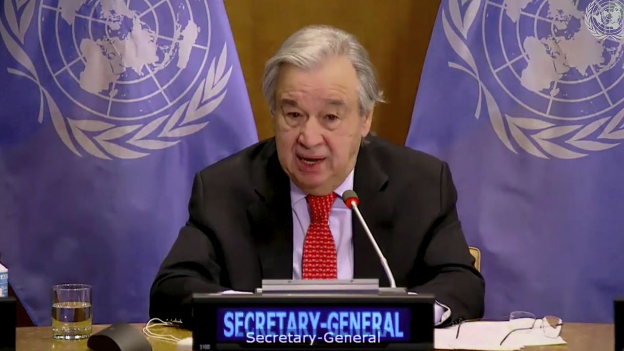 En esta imagen tomada del video de UNTV, el secretario general de las Naciones Unidas, Antonio Guterres, habla durante una reunión de alto nivel del Consejo de Seguridad de la ONU sobre la recuperación del COVID-19 centrada en las vacunas, presidida por el secretario de Relaciones Exteriores británico, Dominc Raab, el miércoles 17 de febrero de 2021, en Sede de la ONU, en Nueva York. (UNTV vía AP)