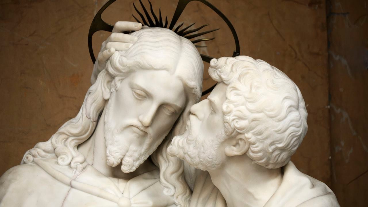 La estatua esculpida por Ignazio Jacometti (1854) representa a Judas besando a Jesucristo en señal de traición