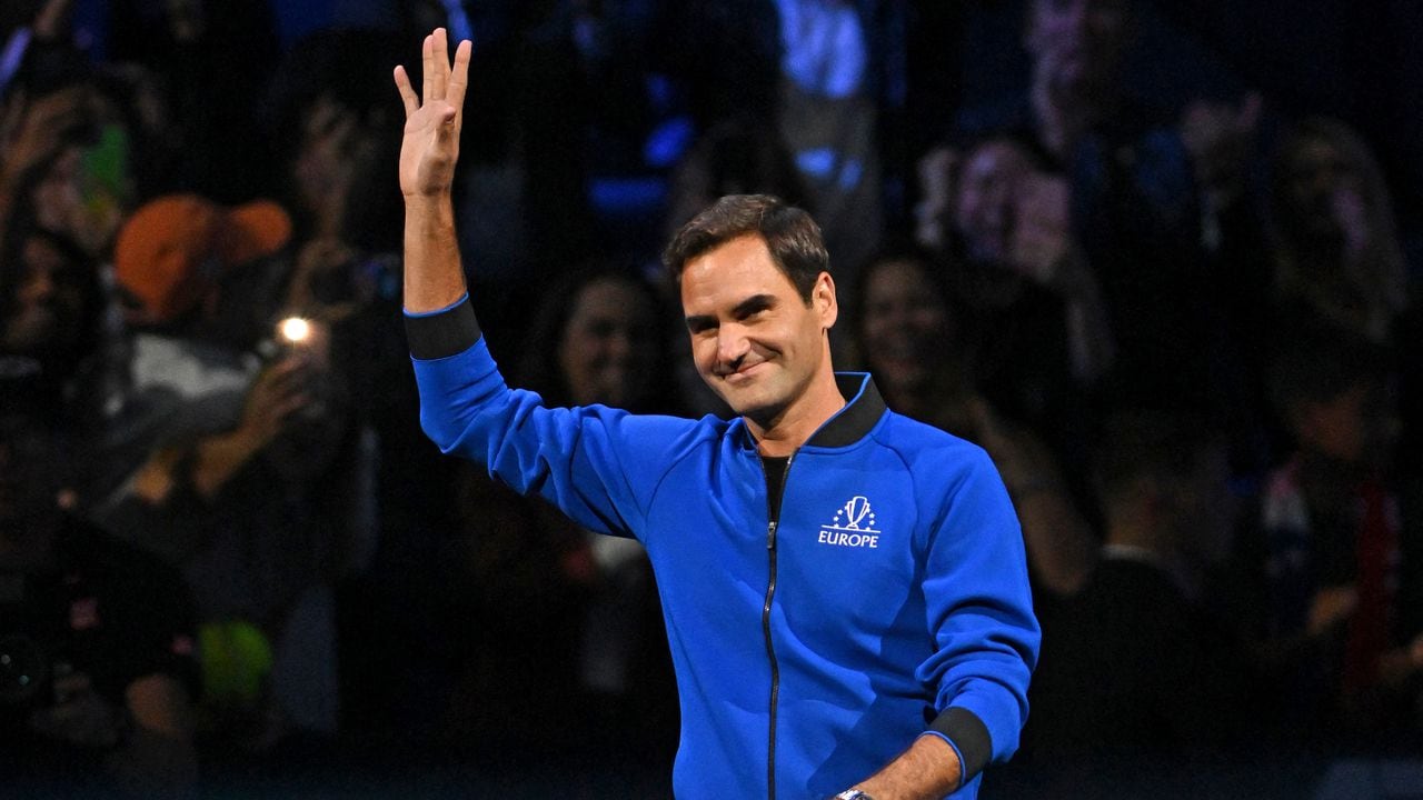 Switzerland's Roger Federer acknowledges the applause as he walks onto court ahead of the evening's matches in the 2022 Laver Cup at the O2 Arena in London on September 23, 2022. - Roger Federer brings the curtain down on his spectacular career in a "super special" match alongside long-time rival Rafael Nadal at the Laver Cup in London on Friday. (Photo by Glyn KIRK / AFP) / RESTRICTED TO EDITORIAL USE