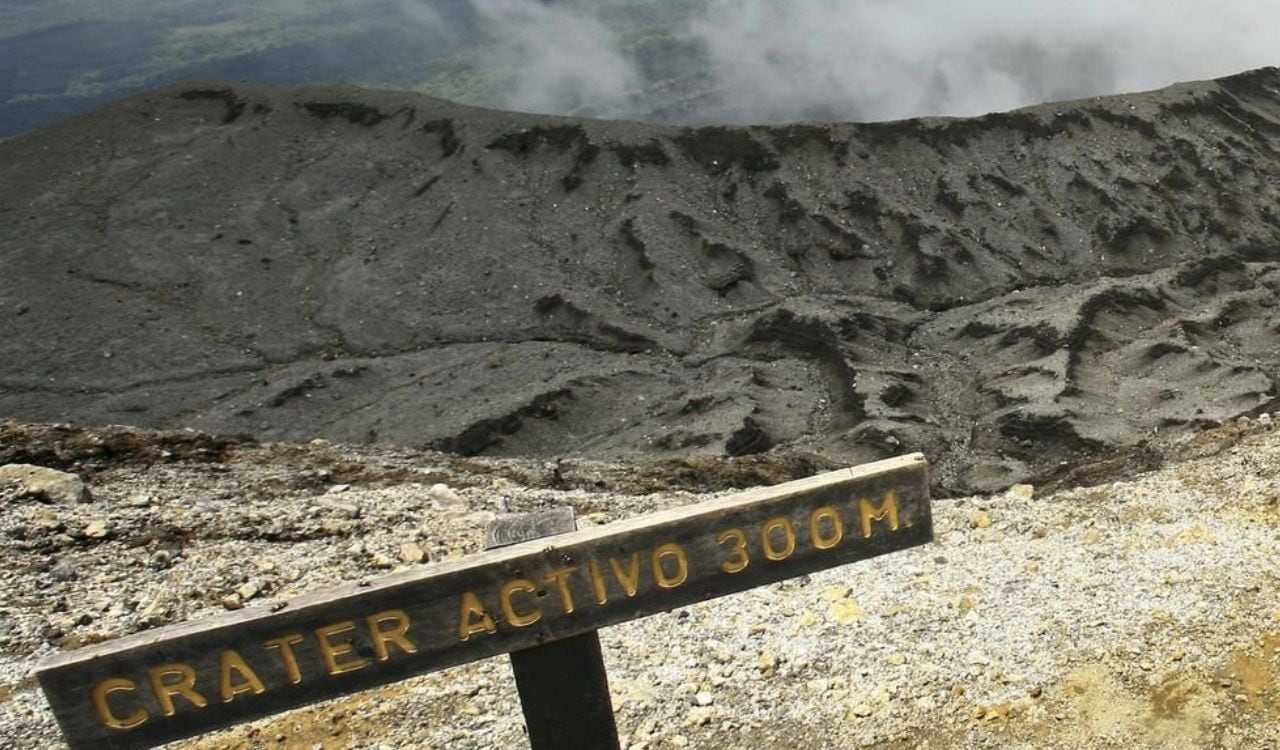 El volcán Rincón de la Vieja es un macizo de 1.895 metros de altura, ubicado en la cordillera Central de Costa Rica.