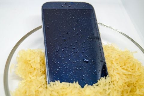 Colocar el celular mojado en arroz puede ayudar a mantenerlo en un ambiente seco mientras se evalúa la situación.