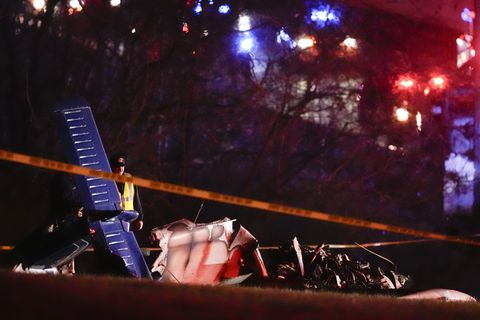 Funcionarios de emergencia trabajan en la escena de un accidente fatal de avioneta junto a la Interestatal 40 cerca de la milla 202, el lunes 4 de marzo de 2024, en Nashville, Tennessee