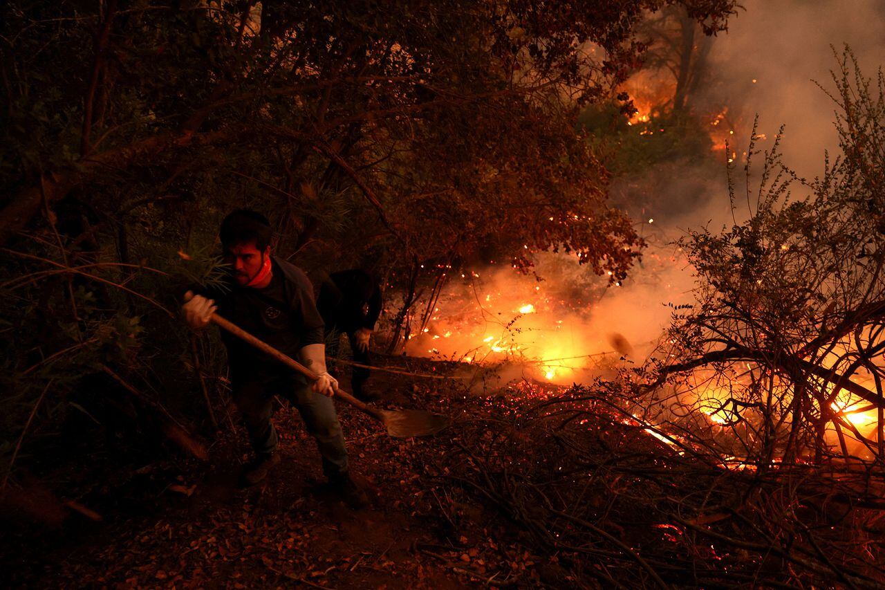 En imágenes : Chile lucha contra los incendios forestales más mortíferos registrados.