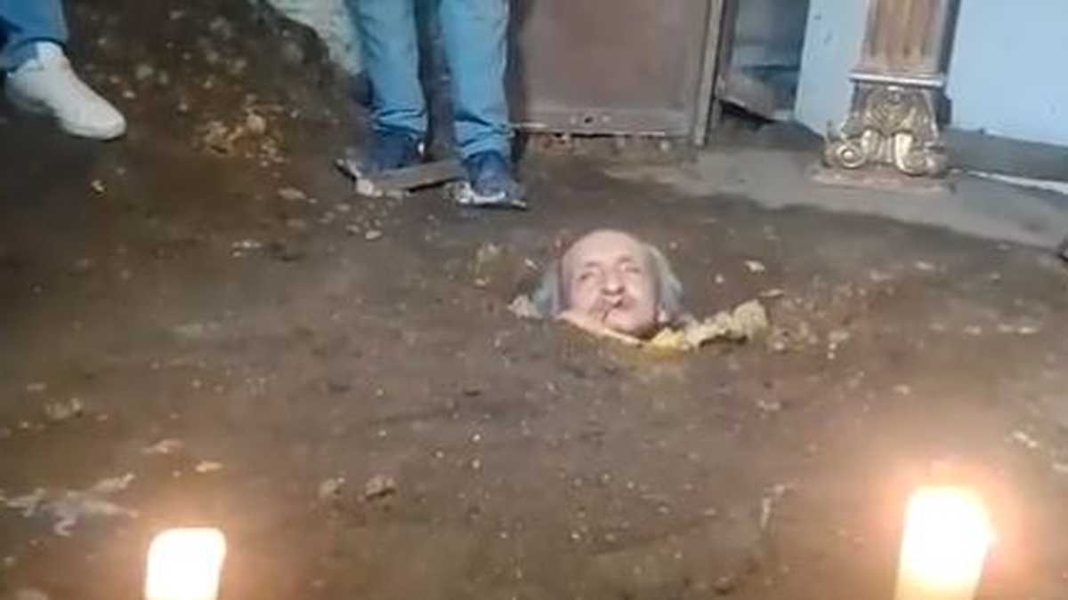 El hombre de 74 años de edad se enterró vivo en su casa en Usme como forma de protesta por la falta de ayudas económicas.