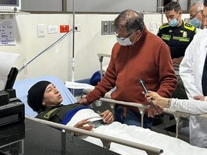 Presidente Gustavo Petro visita a policías heridos