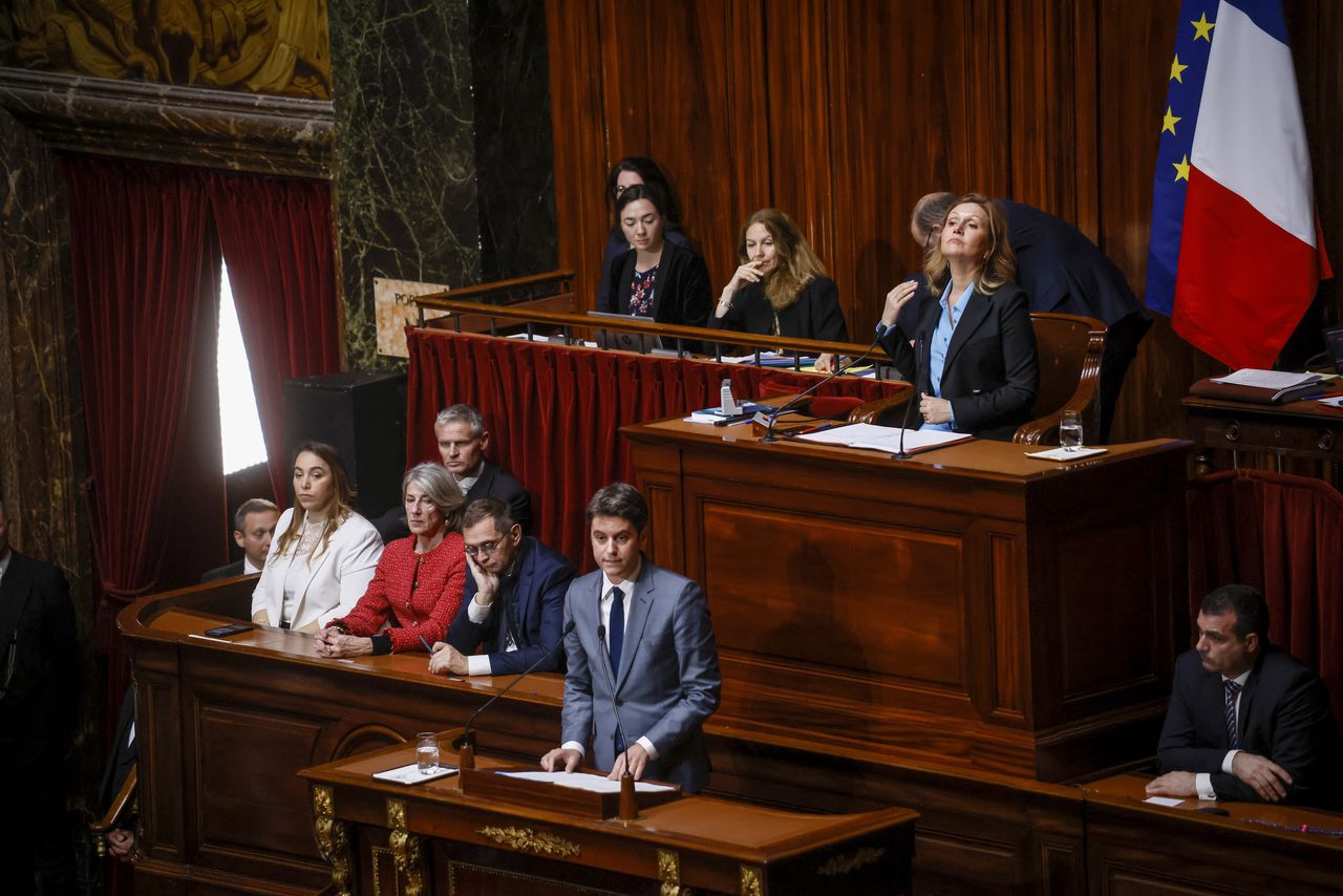 El primer ministro francés, Gabriel Attal, en el centro, habla durante el Congreso de ambas Cámaras del Parlamento en el Palacio de Versalles mientras el presidente de la Asamblea Nacional, Yael Braun-Pivet, está sentado detrás de él en Versalles, al oeste de París, el lunes 4 de marzo de 2024.