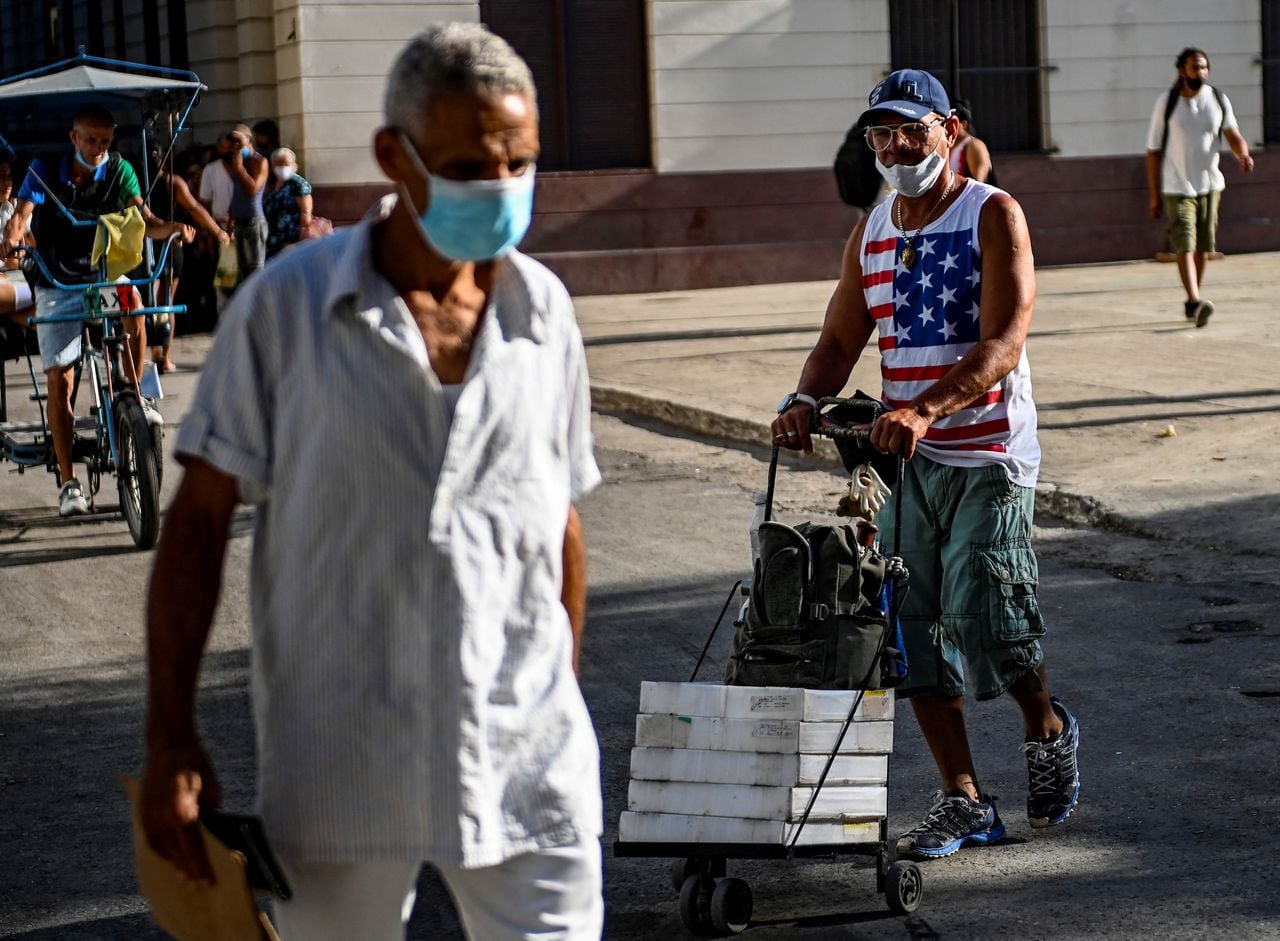 Estados Unidos dijo el lunes que está relajando las restricciones impuestas durante la administración del expresidente Donald Trump a los viajes a Cuba y al envío de remesas familiares entre Estados Unidos y la isla comunista.