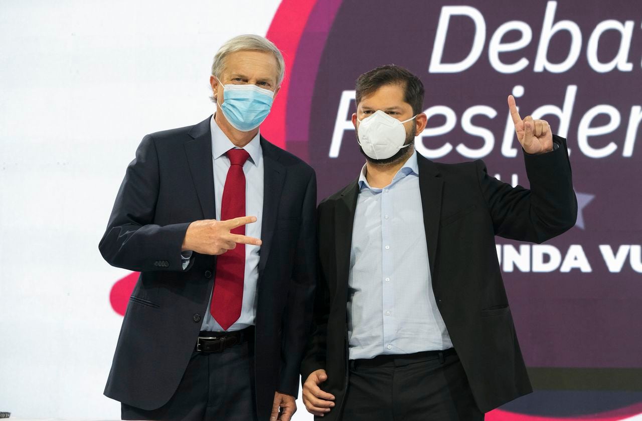 José Antonio Kast, del Partido Republicano, a la izquierda, y el candidato presidencial Gabriel Boric, del partido de coalición Apruebo Dignidad.