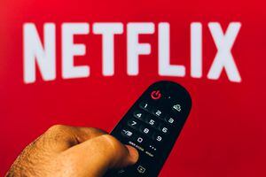 BRAZIL - 2022/02/21: In this photo illustration, a hand holding a TV remote control points to a screen that displays the Netflix logo. (Photo Illustration by Rafael Henrique/SOPA Images/LightRocket via Getty Images)