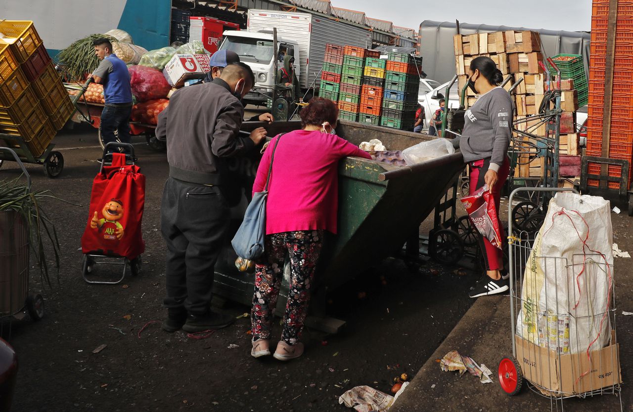 Pobreza
personas buscando alimentos en los residuos
basura
carestía
pobreza extrema
Bogotá febrero 9 del 2022
Foto Guillermo Torres Reina / Semana