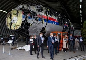 Jueces y abogados ven los restos reconstruidos del vuelo MH17 de Malaysia Airlines en la base aérea militar de Gilze-Rijen, en el sur de los Países Bajos, el 26 de mayo de 2021. (AP Photo/Peter Dejong, Pool)
