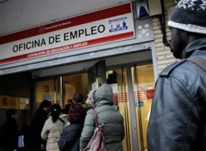 Los sindicatos atribuyen el aumento del desempleo a la controvertida reforma laboral del gobierno de Mariano Rajoy, que entró en vigor en marzo facilitando y abaratando el despido.