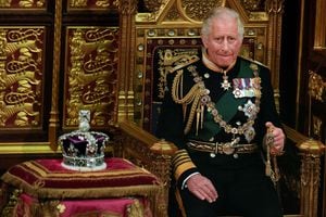 El Príncipe Carlos de Gran Bretaña se sienta junto a la corona de la Reina durante la Apertura Estatal del Parlamento, en el Palacio de Westminster en Londres, Gran Bretaña, el 10 de mayo de 2022. Foto Alastair Grant/Pool vía REUTERS