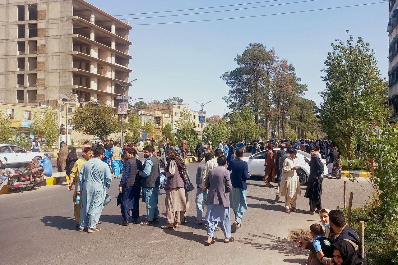 La gente se reúne en las calles de Herat este 7 de octubre de 2023, luego de l terremoto que azotó a esa ciudad.