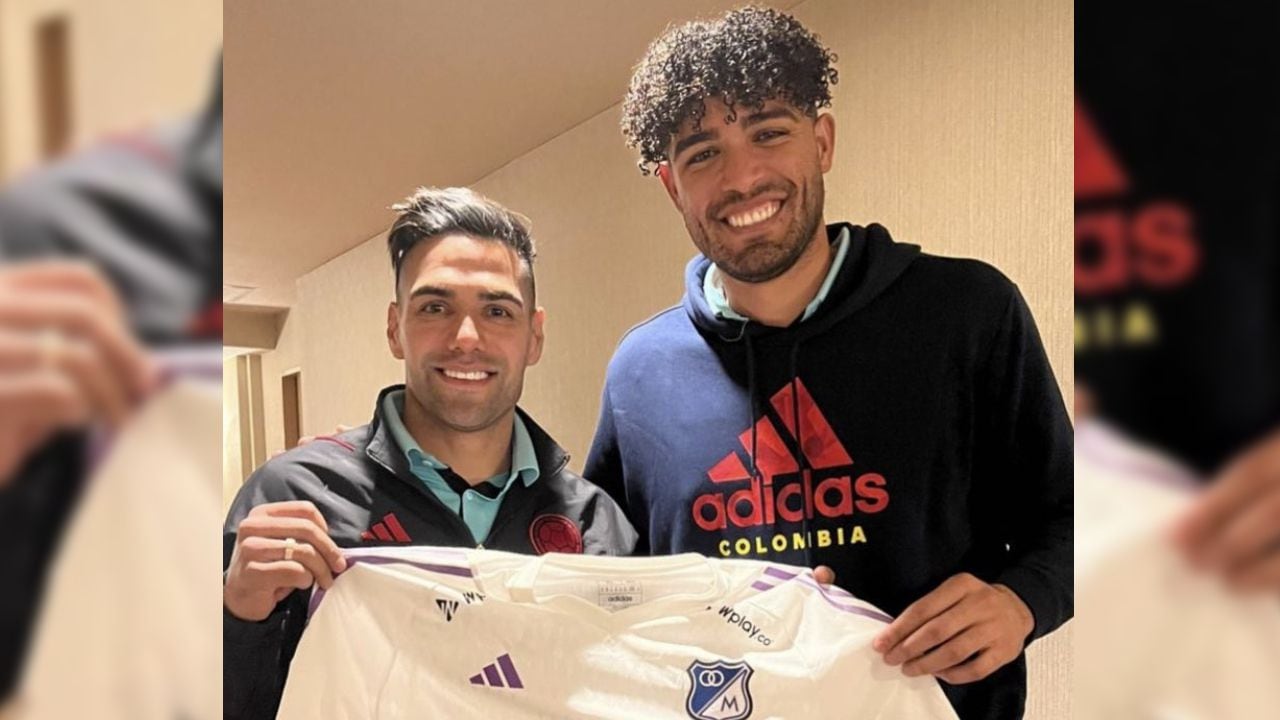 Falcao posa junto a Montero con una camiseta de Millonarios