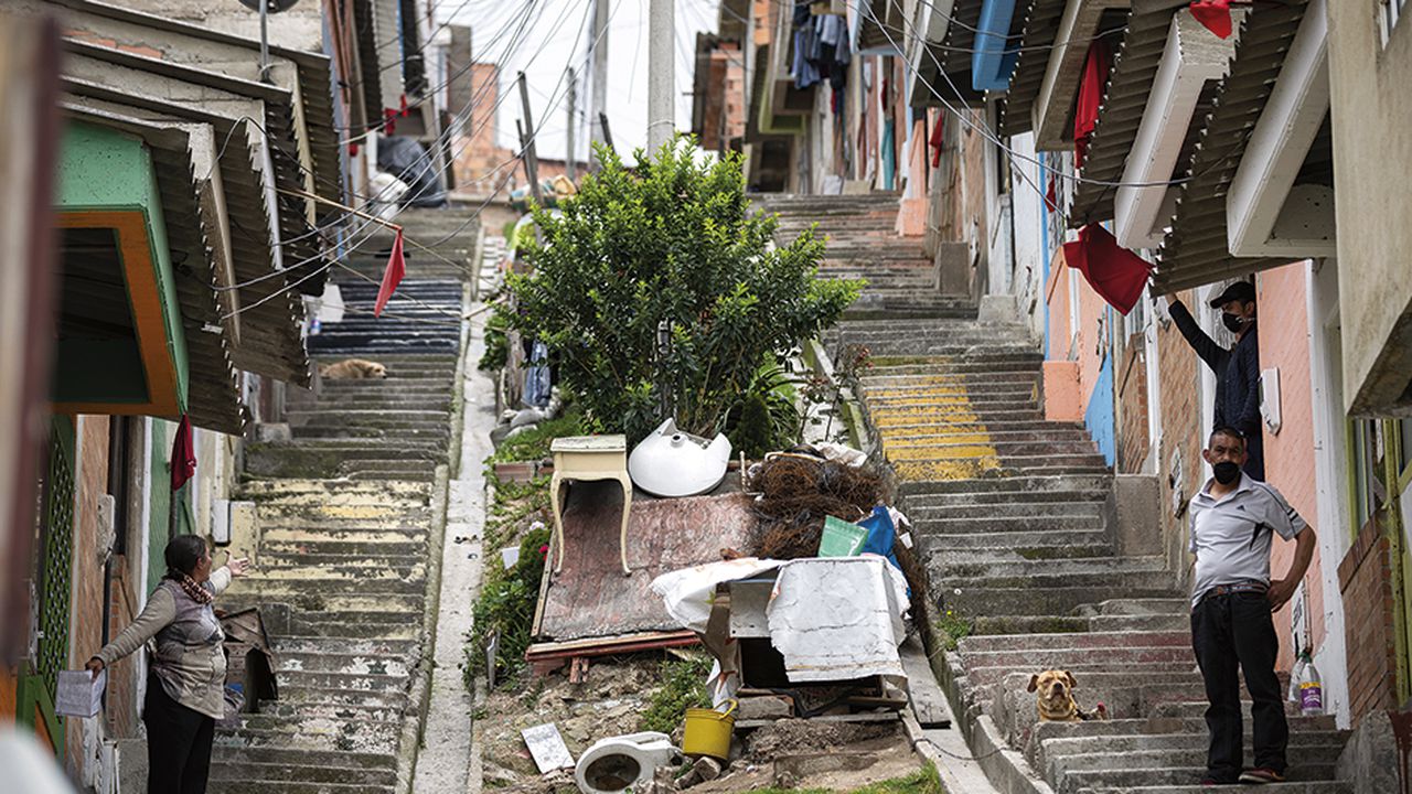  Los trapos rojos que se ven en los barrios del país desde el año pasado anticiparon un duro incremento de la pobreza y la indigencia en Colombia.