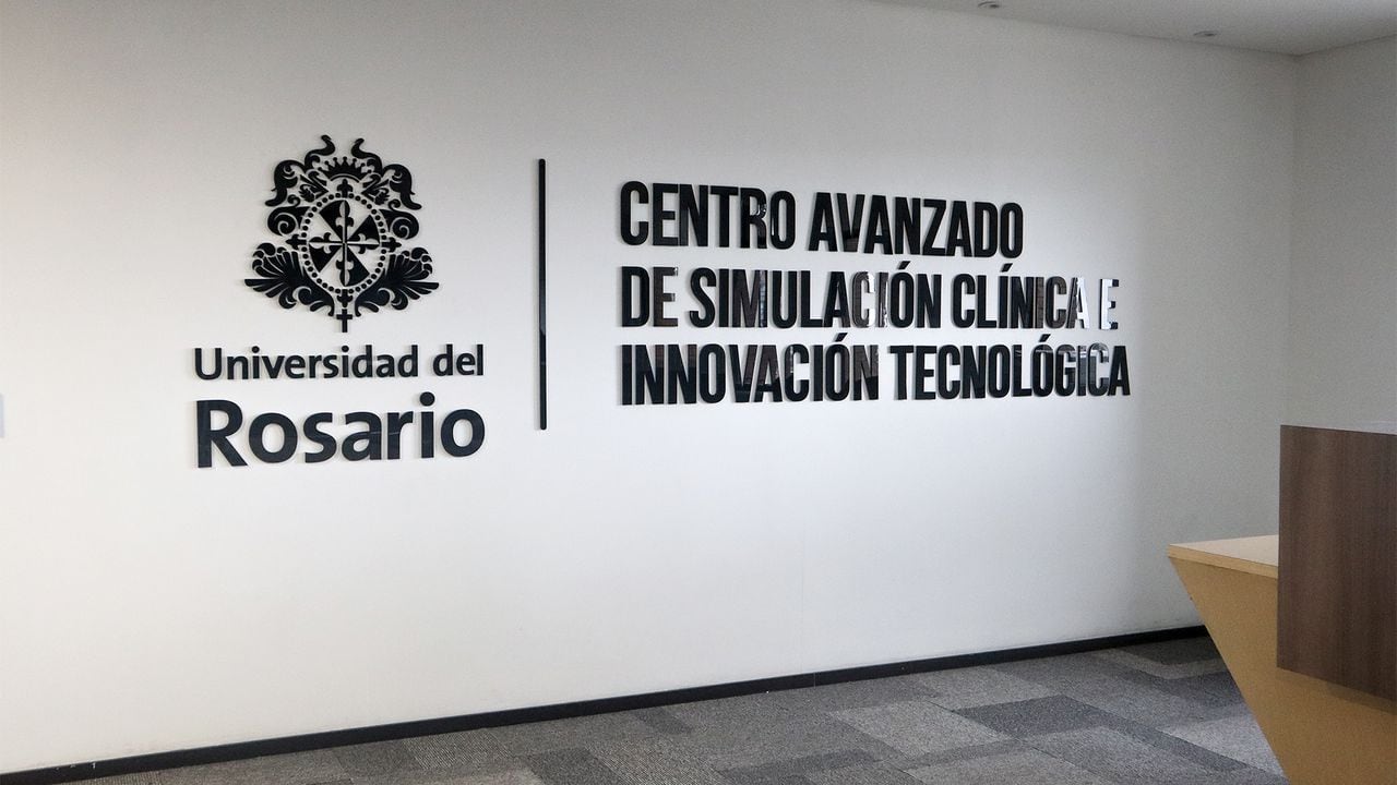 Un hospital con robots que simulan emergencias de salud: así aprenden medicina en esta universidad en Bogotá