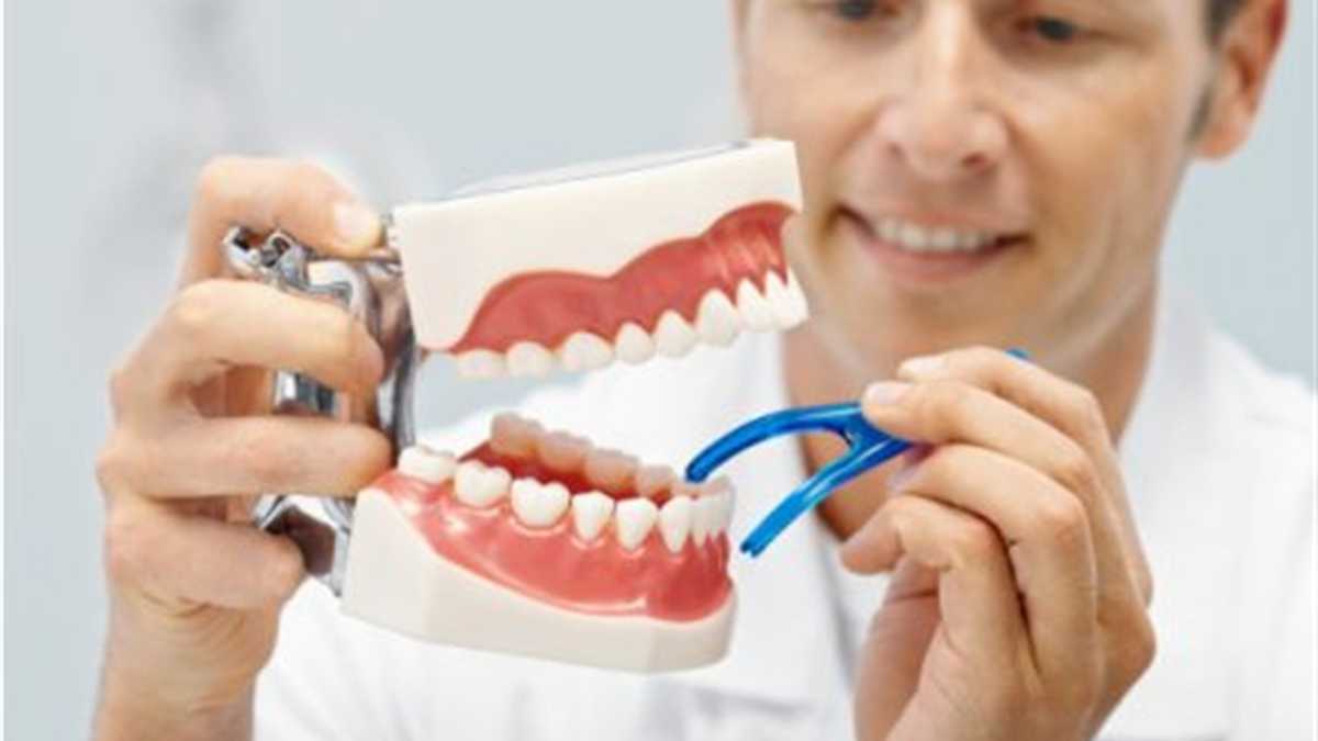 doctor con uan dentadura en la mano, foto: thinkstock