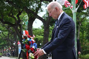 El presidente estadounidense Joe Biden visita el monumento a John Sidney McCain III en Hanoi el 11 de septiembre de 2023.