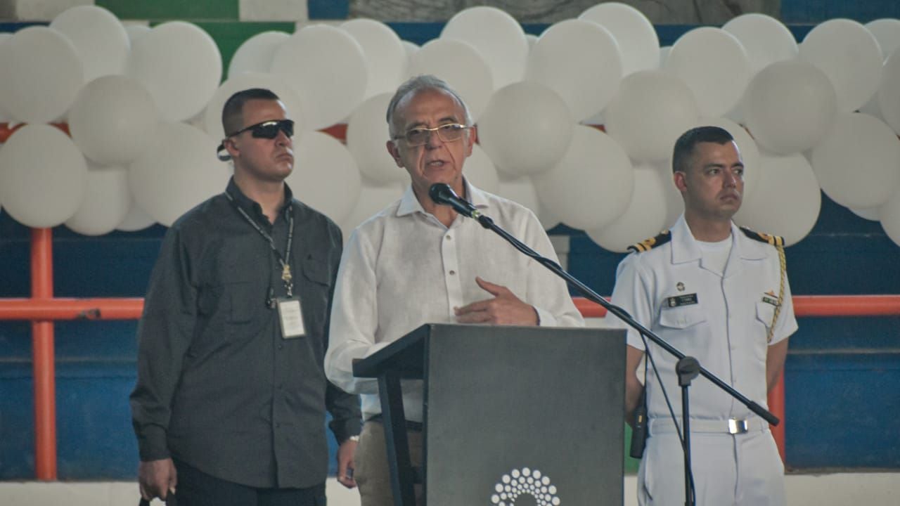 El ministro de Defensa, Iván Velásquez, reconoció que no denunció el posible montaje que hizo el Ejército sobre el general Jhon Jairo Rojas, y donde se habrían hecho seguimientos ilegales.