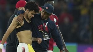 Luis Díaz siendo consolado por el utilero de la Selección Colombia