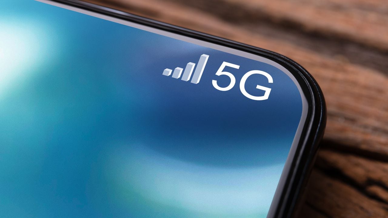 Un celular conectado a 5G Network