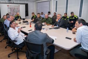 El presidente Gustavo Petro se reunió con las autoridades locales y con los altos mandos militares, en el corregimiento de San Luis, Neiva
