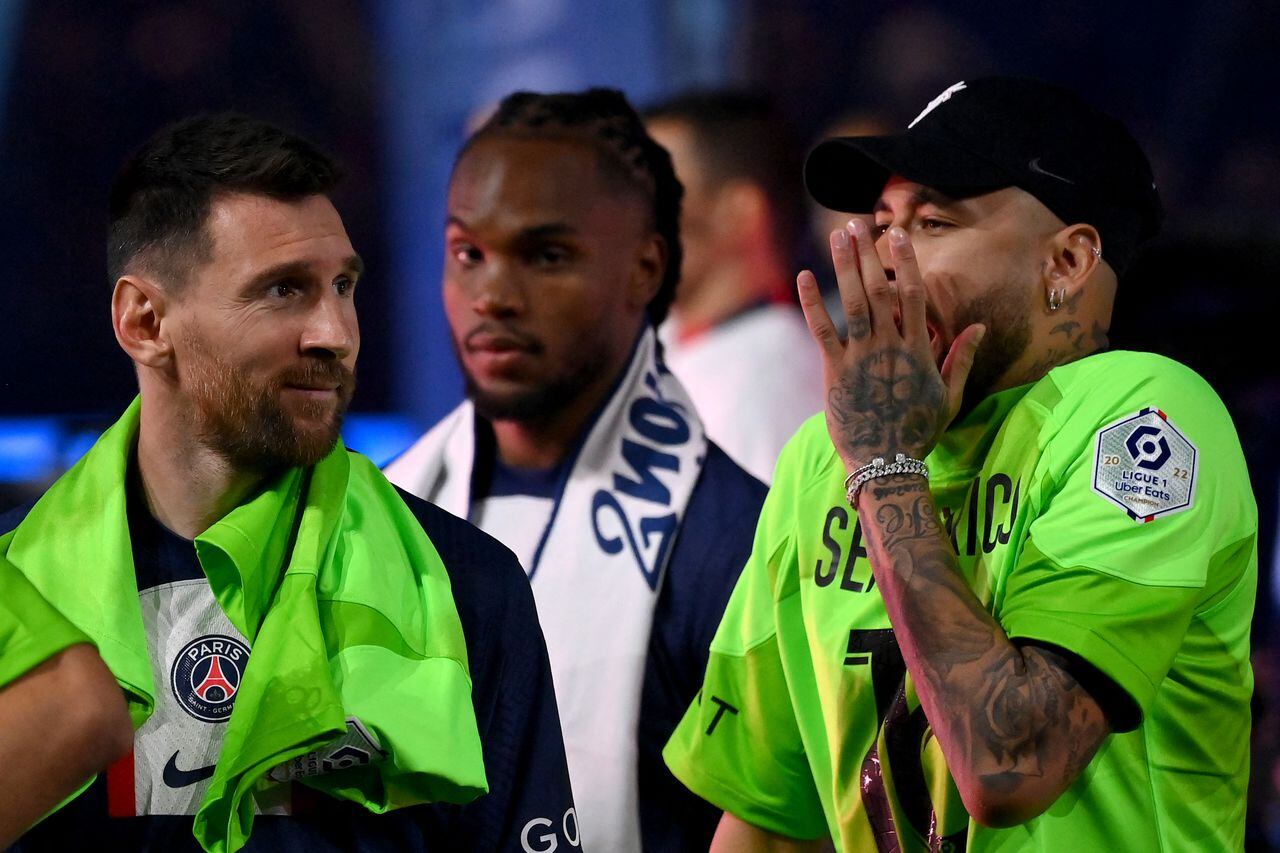 Paris Saint-Germain's Argentine forward Lionel Messi (L) and Paris Saint-Germain's Brazilian forward Neymar (R) walk off the winners stand during the 2022-2023 Ligue 1 championship trophy ceremony following the L1 football match between Paris Saint-Germain (PSG) and Clermont Foot 63 at the Parc des Princes Stadium in Paris on June 3, 2023. (Photo by FRANCK FIFE / AFP)