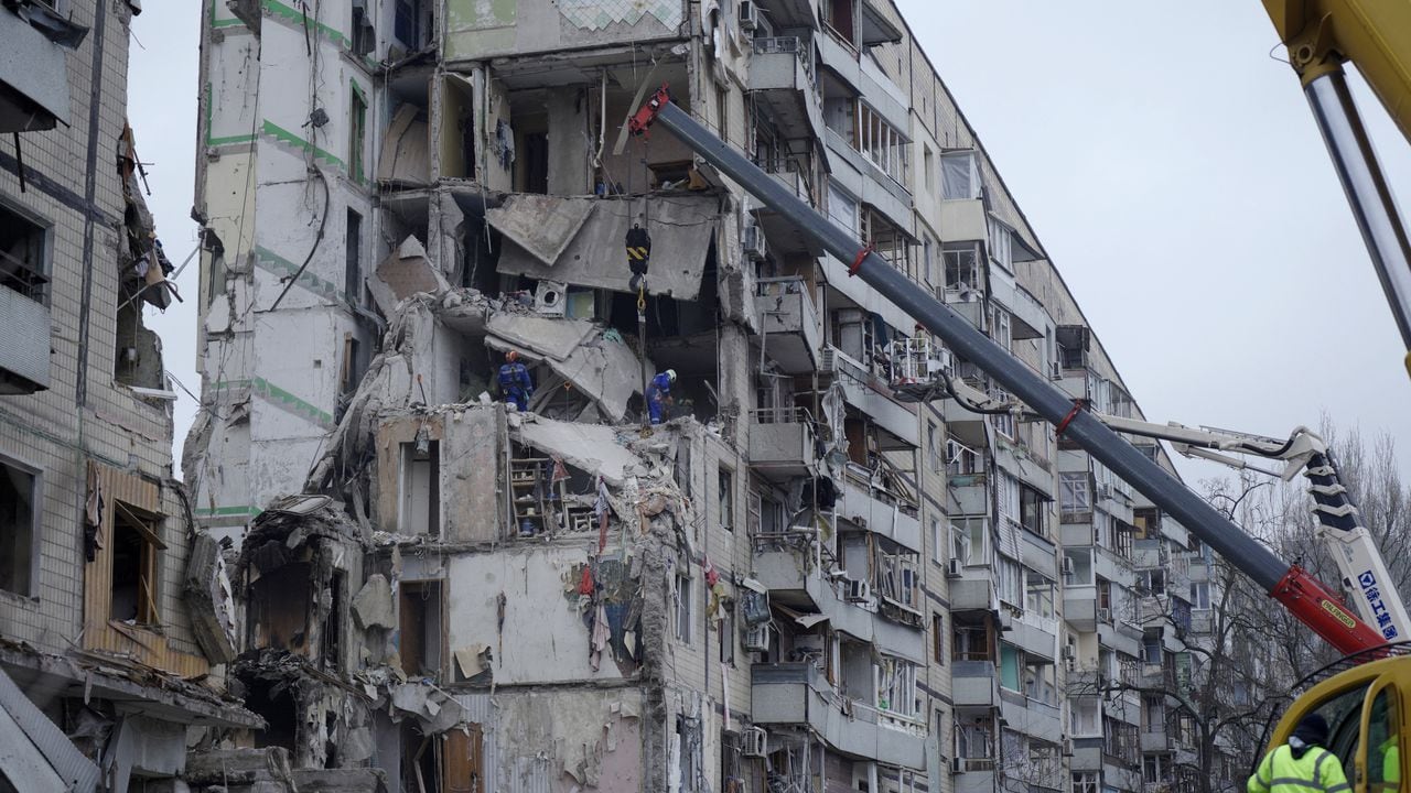 El ataque contra un edificio residencial en Dnipró subió a 40 muertos. Foto: AFP.