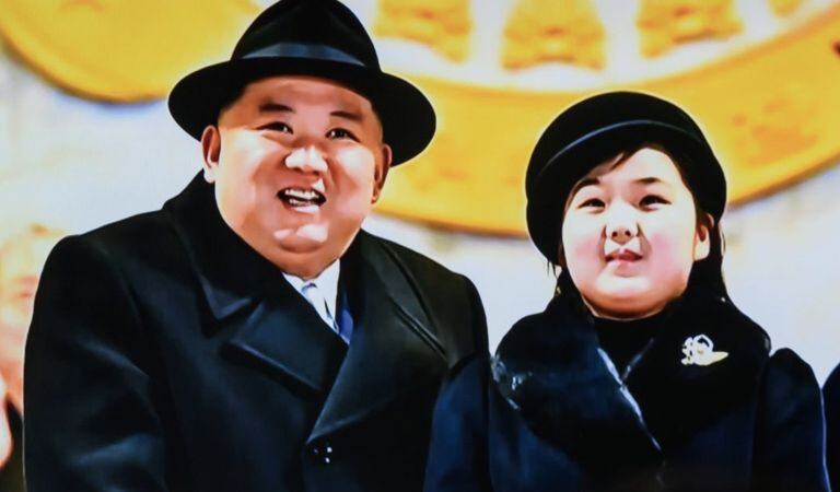 La hija de 10 a 11 años de edad, tiene unos "cachetes" pronunciados, los cuales tienen molestos a los habitantes de algunas regiones de Corea del Norte