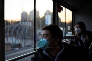 Hombre que usa una máscara para protegerse contra la enfermedad del coronavirus (COVID-19), mira desde un autobús dentro del "circuito cerrado" olímpico durante los Juegos Olímpicos de Invierno de Beijing 2022. Foto REUTERS/Eloisa Lopez