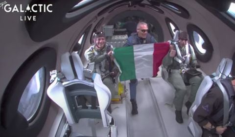 Momento en el que los tripulantes italianos llegan al espacio y celebran sacando su bandera