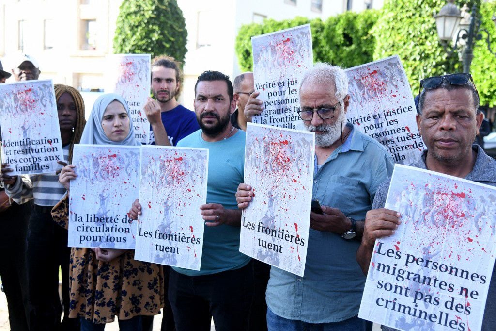 Los manifestantes levantan pancartas que dicen en francés "las fronteras matan", mientras participan en una manifestación en la capital marroquí, Rabat, el 1 de julio de 2022, exigiendo una investigación después de un intento masivo de asaltar la barrera entre Marruecos y el enclave español de Melilla el 24 de junio. resultó en la muerte de 23 migrantes. (Foto por AFP)