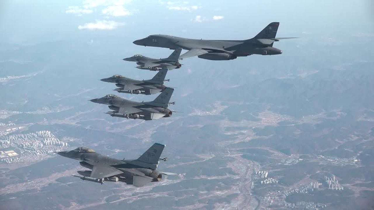 Los aviones han volado en formación sobre el mar Amarillo, el mar Oriental --de Japón-- y la región sur de Corea del Sur.